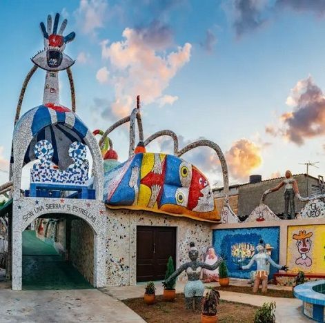FUSTERLANDIA: un projet culturel différent, entre réalité et fantaisie "L'art urbain avec les influences de Gaudi à la Havane"