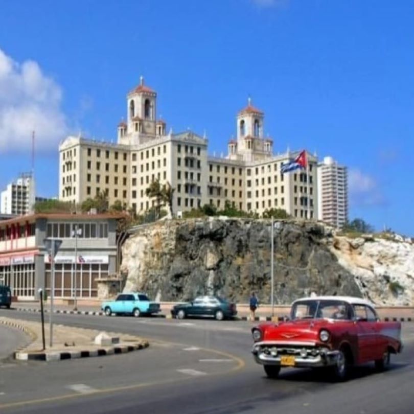 <p>Malecon habanero y hotel nacional de cuba. Auto cl&aacute;sico</p>