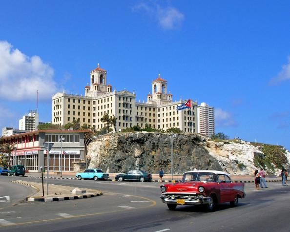 <p>Vista del Malecon Habanero, autos clasicos por las calles y el Hotel Nacional de Cuba</p>