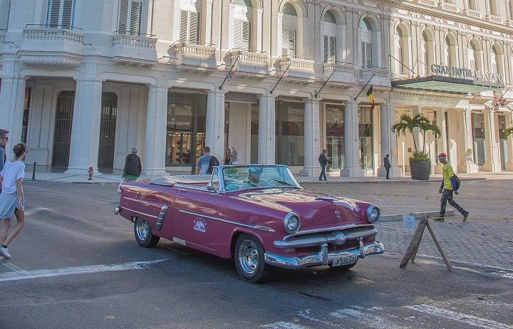 <p>Auto clasico en la Habana Vieja</p>