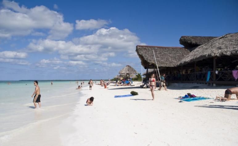 <p>Personas en la Playa de Cayo Santa Maria</p>