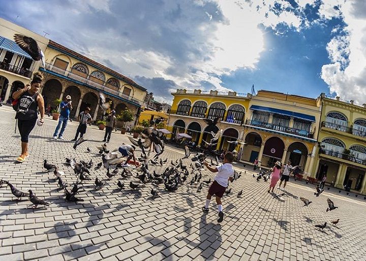 <p>Paseo por la Plaza de las palomas en La Habana</p>