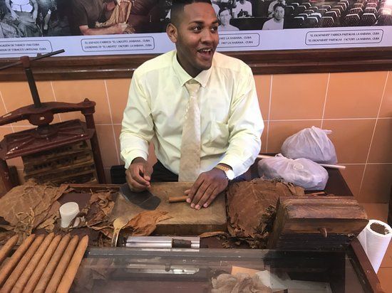<p>Trabajador de la Casa del tabaco en la Habana fabricando un puro cubano</p>