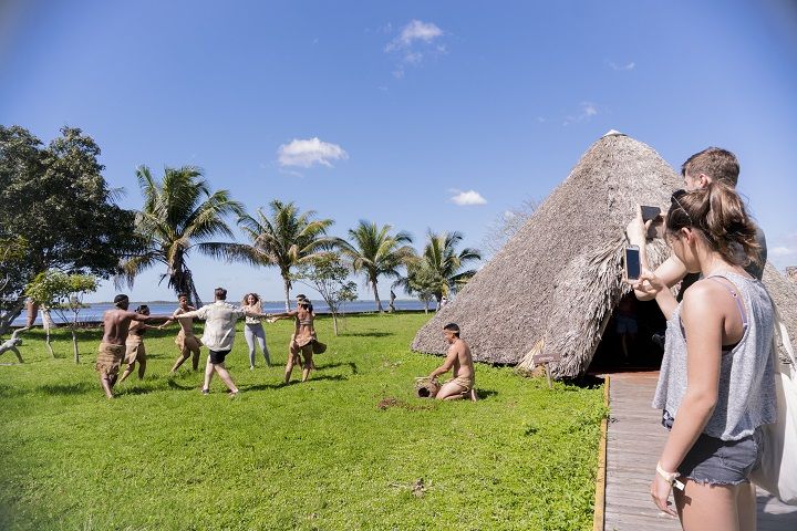 <p>Familia conociendo la cultura de una aldea taina en Guama Cienaga de Zapata</p>