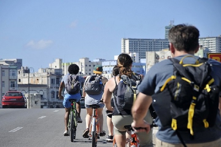 <p>personas disfrutando de un paseo en bicicleta por la Habana</p>
