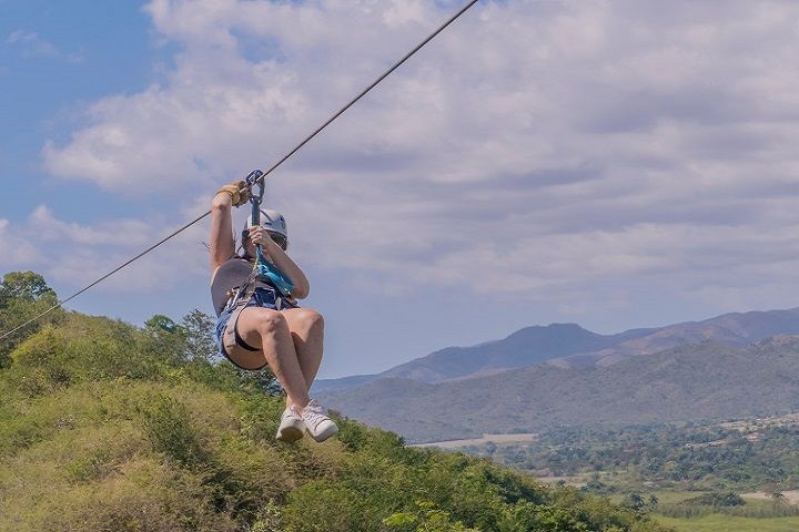 <p>Muchacha practicando Canopy</p>