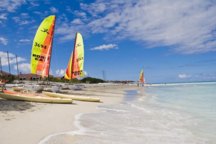 <p>Paseo en velero por la playa</p>