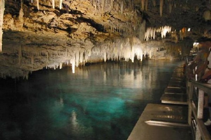 <p>piscina natural en el interior de las cuevas de Bellamar</p>