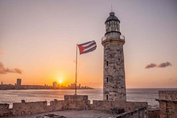 bandera cubana y faro del morro de La Habana