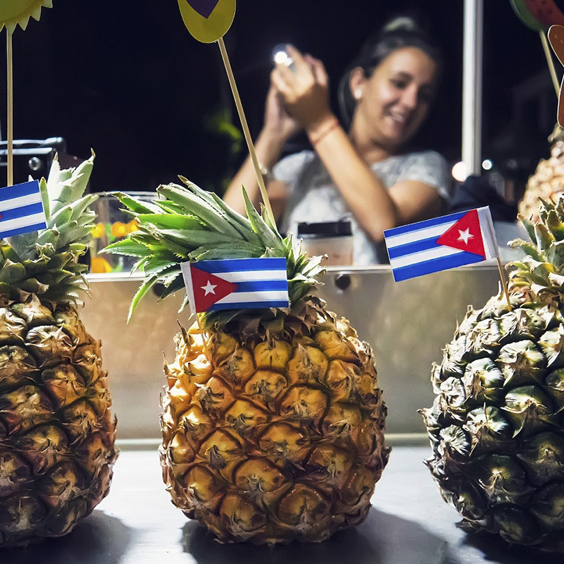 ananas con bandiere cubane e barista