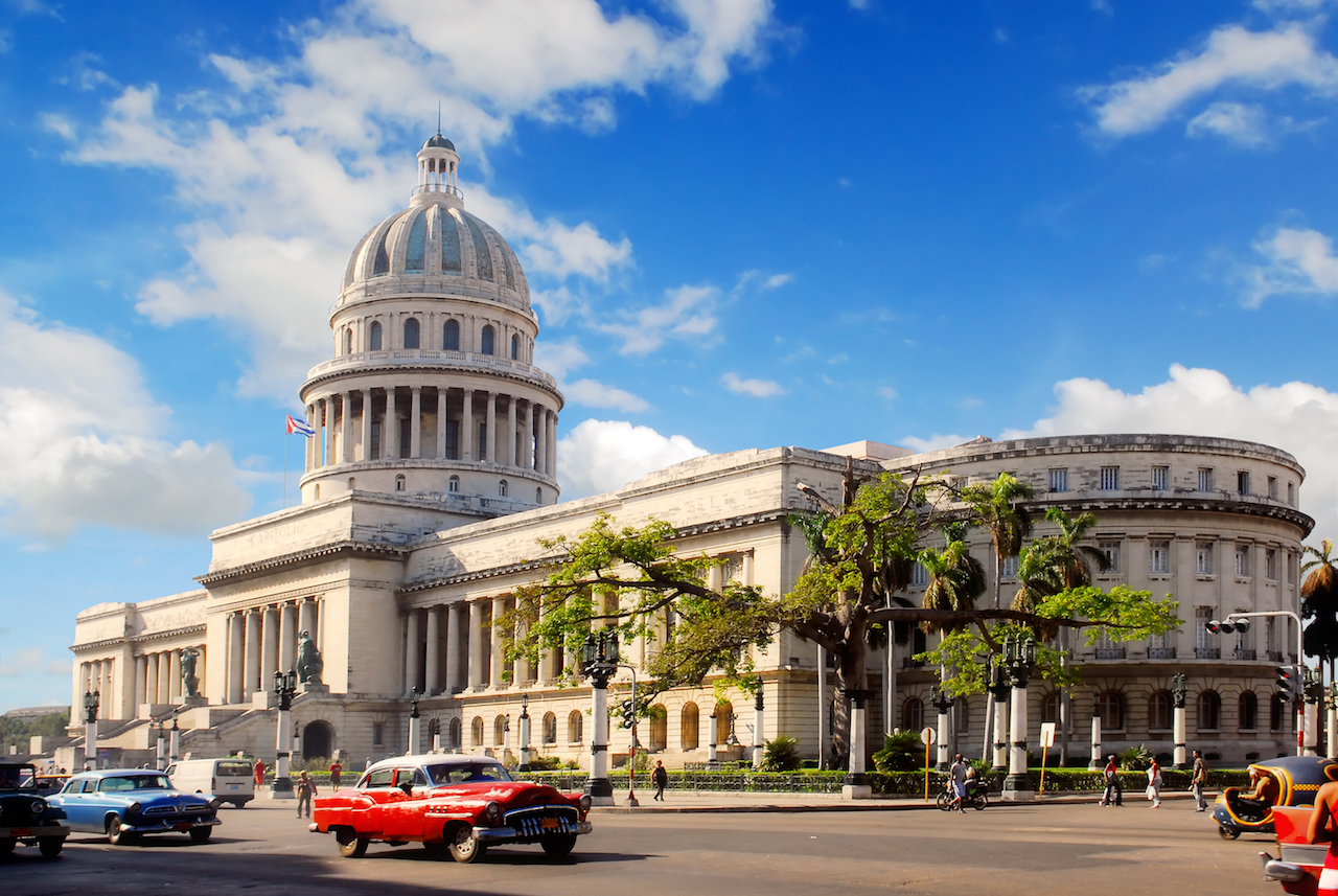 Vista frontal del icónico Capitolio de La Habana, un edificio histórico y punto de referencia en Cuba