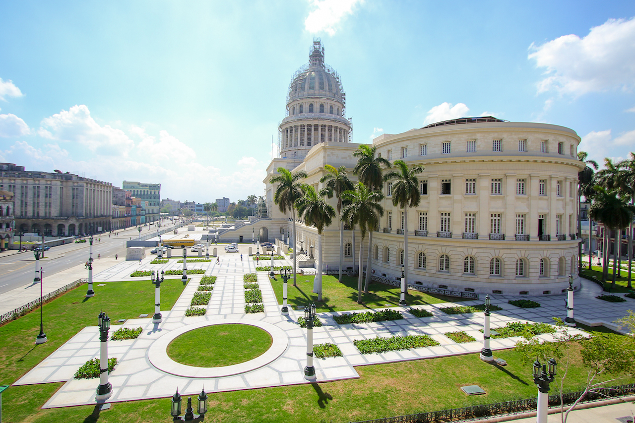 Vista lateral del icónico Capitolio de La Habana, un edificio histórico y punto de referencia en Cuba