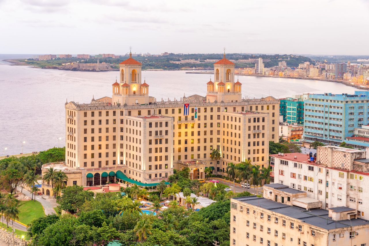 Vista del Hotel Nacional de La Habana al amanecer, con el malecón al fondo.