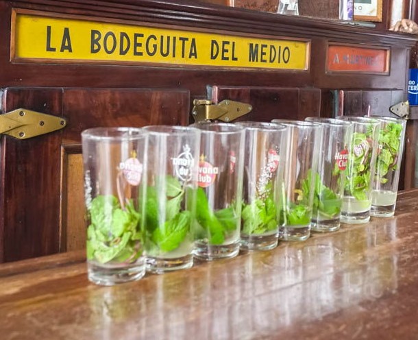 Preparación de un auténtico Mojito Cubano en La Bodeguita del Medio