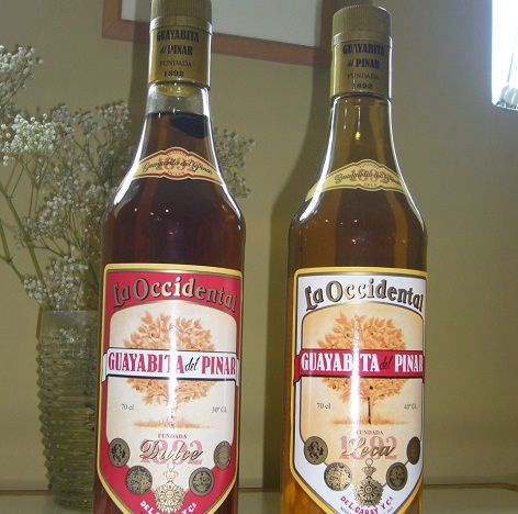 Botellas de Ron de Guayabita del Pinar, bebida insigne de Pinar del Río.