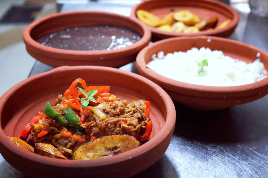 ropa vieja, arroz blanco, plátano frito y frijoles negros, platos auténticos cubanos 