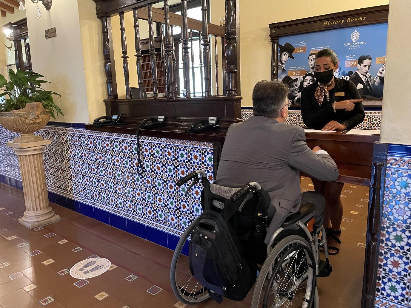 Vehículo adaptado en un hotel de La Habana, Cuba para un turismo accesible 