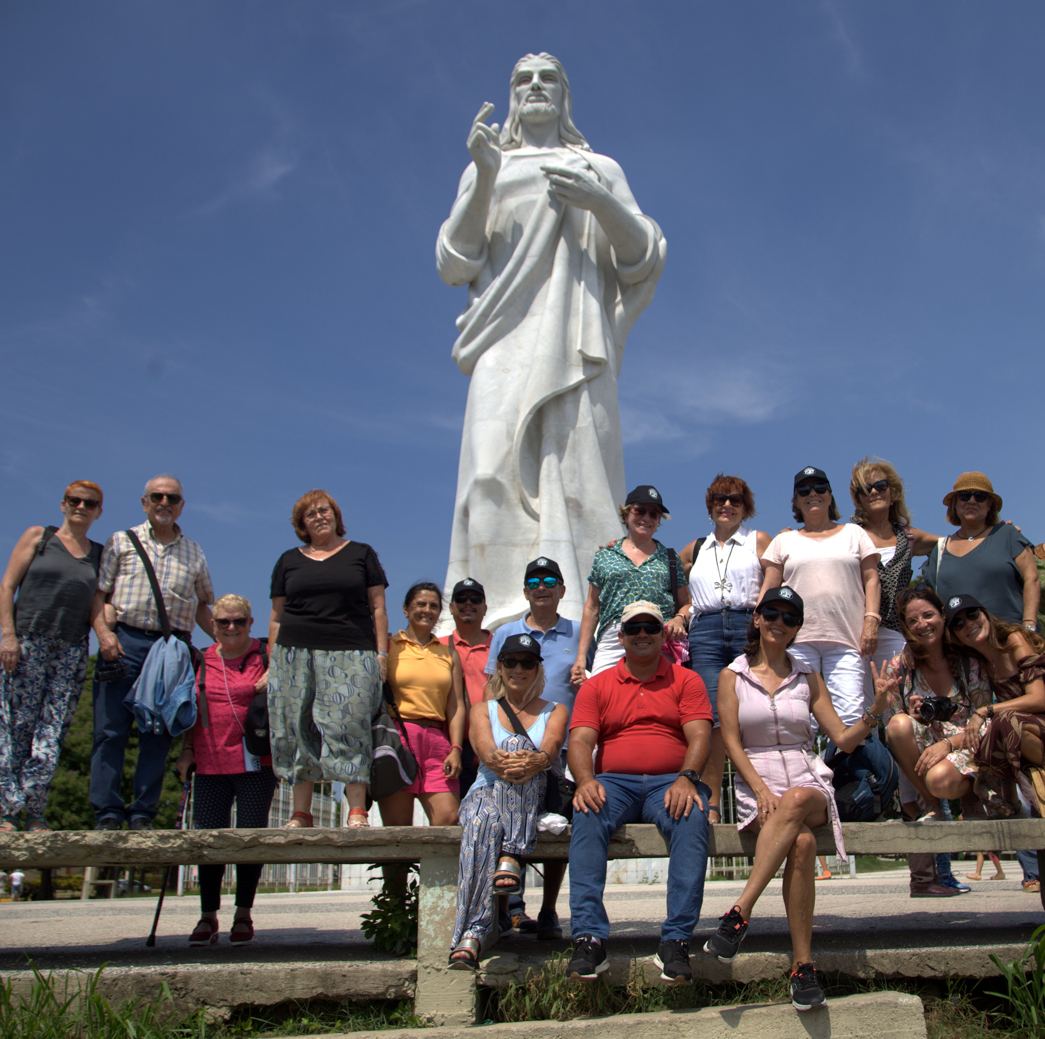 Grupo en el Cristo durante el recorrido por La Habana