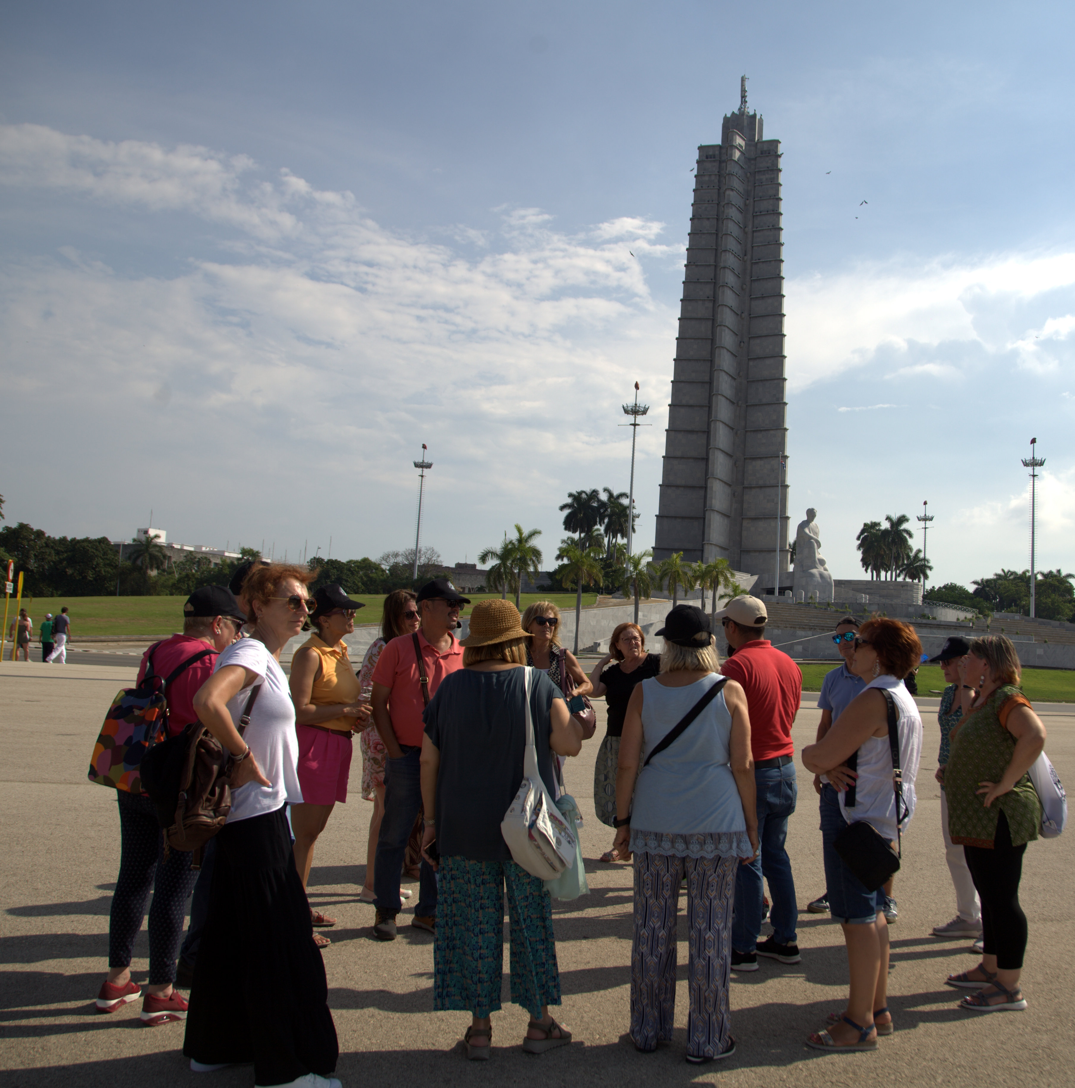 Grupo en la Plaza de la Revolución durante el recorrido por La Habana 