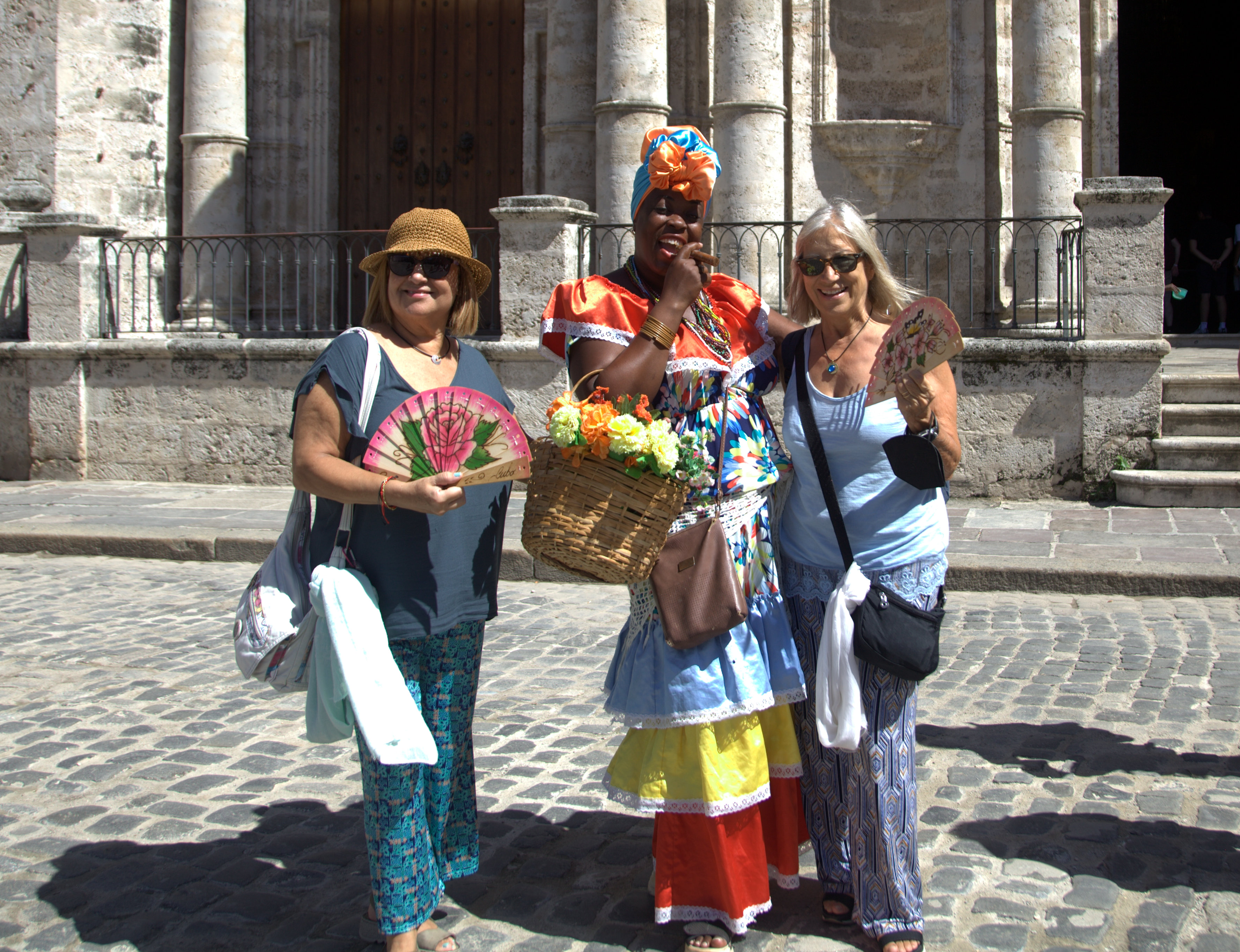 Habaneras con parte del grupo en el recorrido por La Habana 