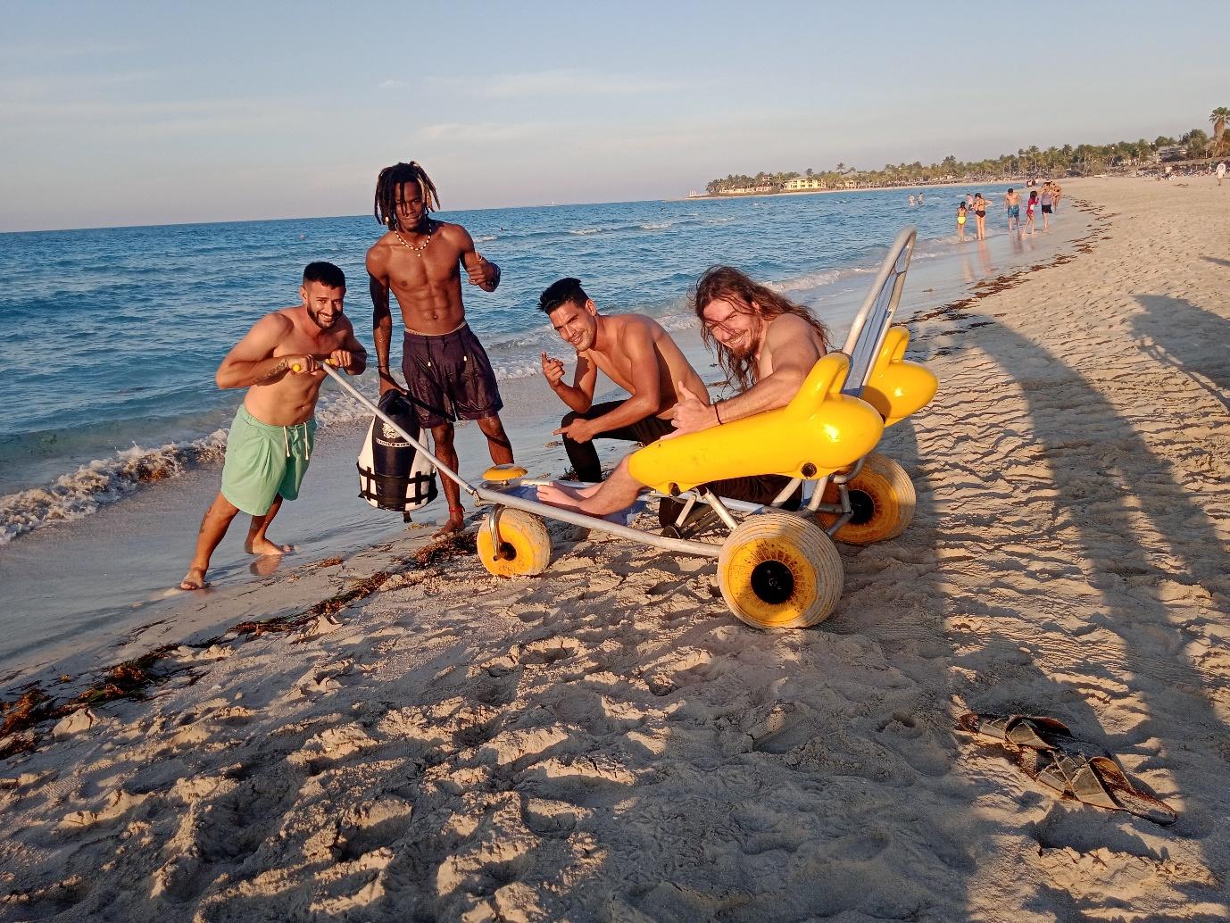 Vehículo adaptado para disfrutar las playas de cuba en un viaje accesible 