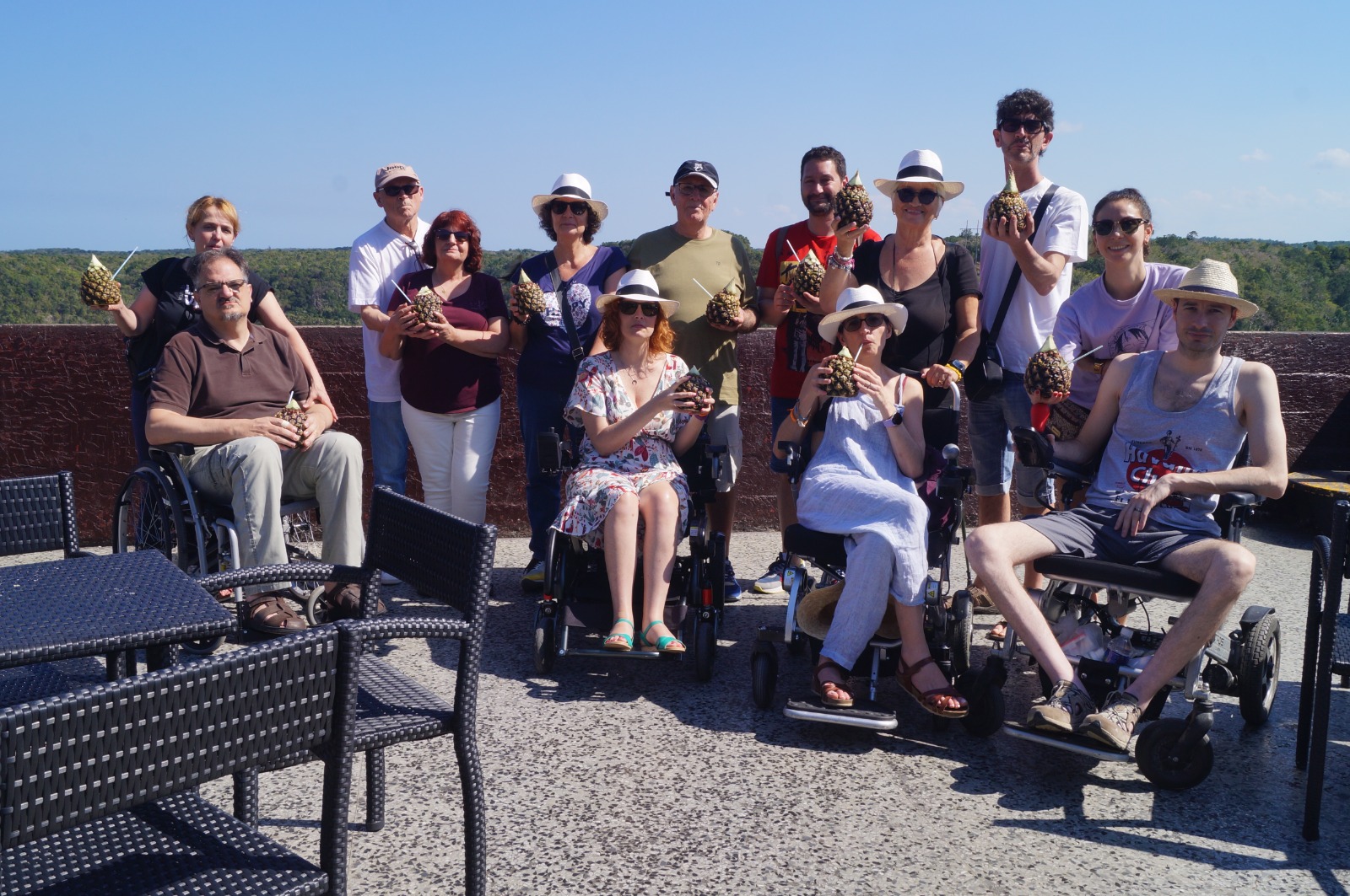 Grupo con personas de movilidad reducida en el Puente de Bacunayagua, camino a Varadero disfrutando de un destino accesible e inclusivo