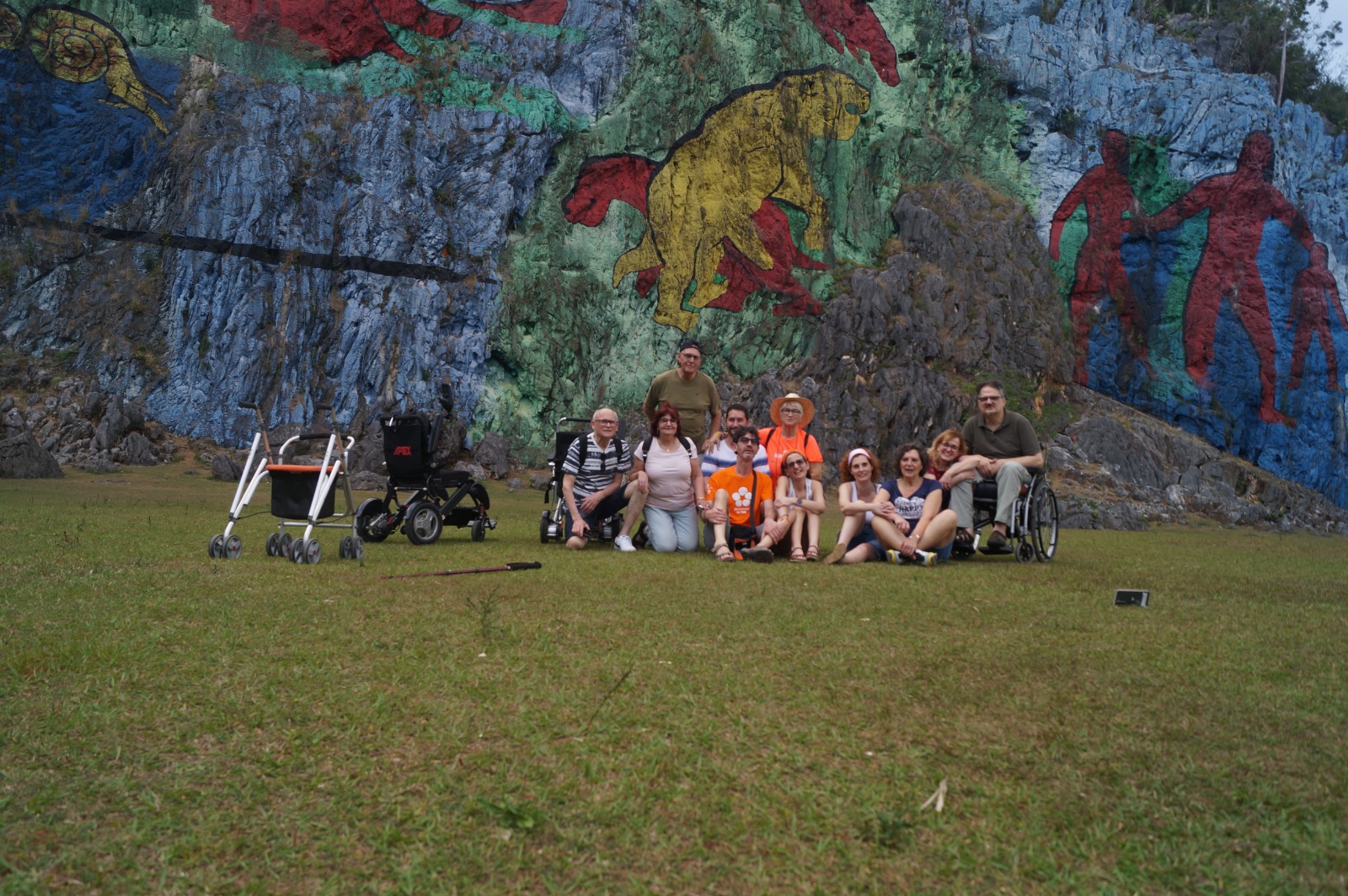 Grupo con personas de movilidad reducida en Viñales disfrutando de un destino accesible